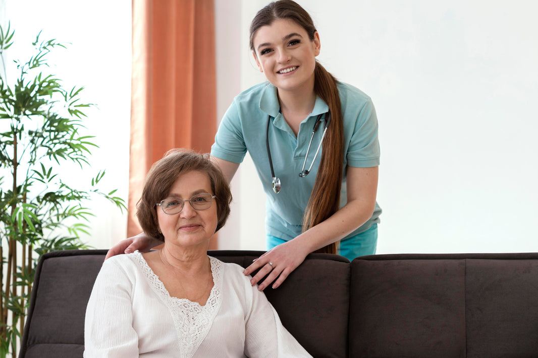 Cuidados especializados de enfermería y acompañamiento para adultos mayores en El Salvador: una integrante del Juby Care Team brinda atención personalizada y calidez humana a una paciente en su hogar, garantizando su bienestar, seguridad y una vida con dignidad.